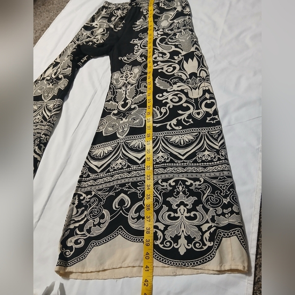 Women's Black and White Paisley Wide-Leg Pants - Picture 12 of 14